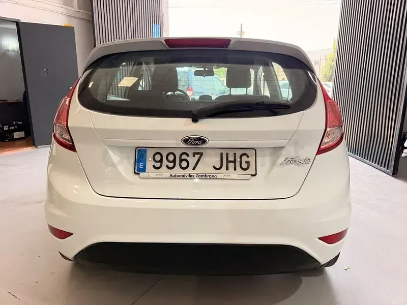 Usado Ford Fiesta Trend 75 CV (55 kW) 2015 Blanco Utilitario