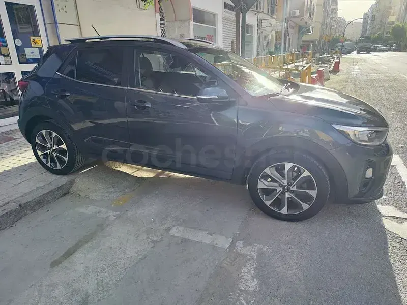 Usado Kia Stonic 120 CV (88 kW) 2018 Gris / plata SUV