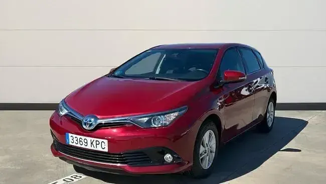 Usado Toyota Auris Advance 136 CV (100 kW) 2018 Rojo