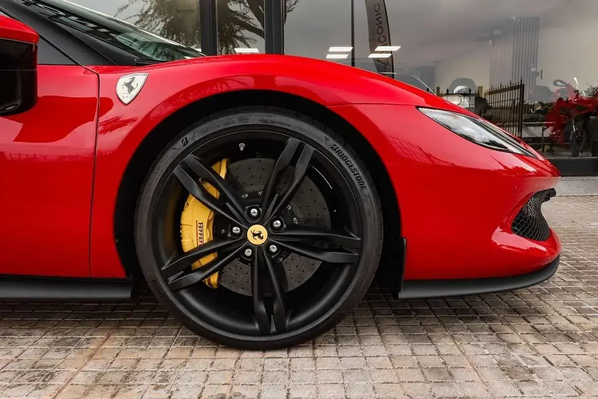 Usado Ferrari 296 831 CV (611 kW) 2022 Rojo Coupe