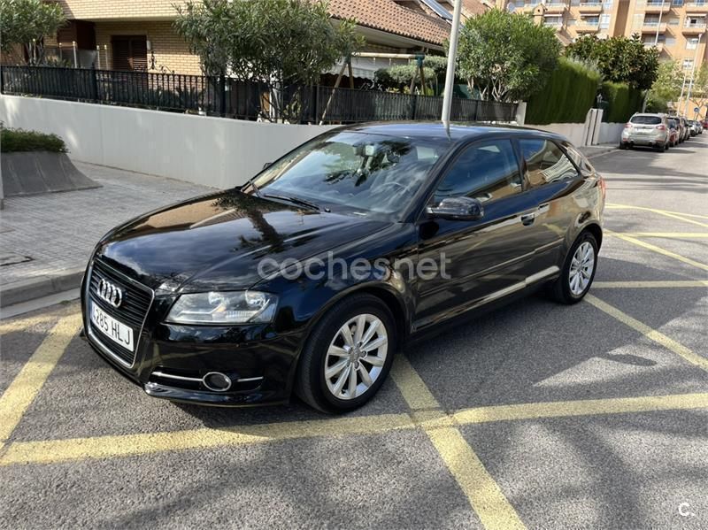 Negro Usado 2013 Audi A3 Attraction Berlina | 7600 € (Buen precio) - Imagen 1/4