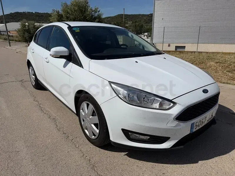 Usado Ford Focus Trend 120 CV (88 kW) 2015 Blanco Berlina