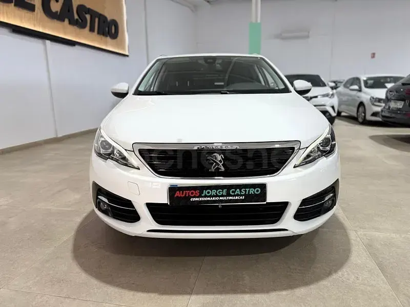 Usado Peugeot 308 Active 100 CV (73 kW) 2020 Blanco Familiar