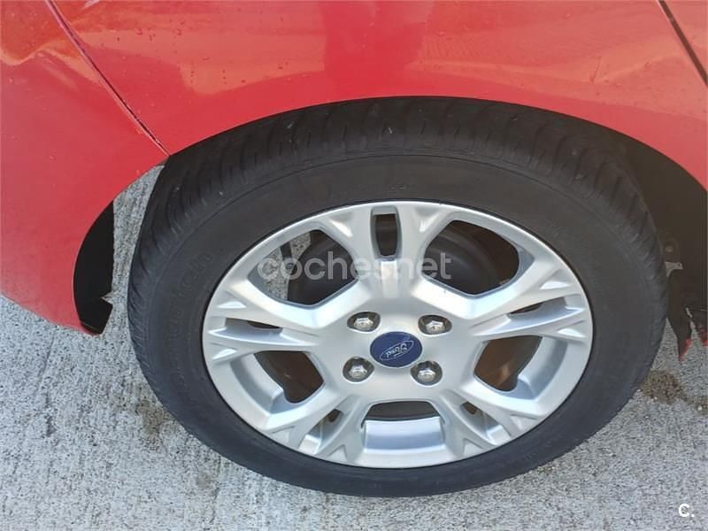 Usado Ford Fiesta Trend 82 CV (60 kW) 2014 Rojo Utilitario