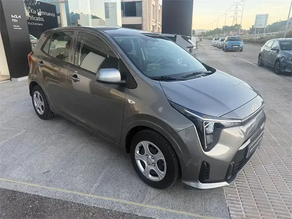 Usado Kia Picanto 63 CV (46 kW) 2025 Gris Utilitario