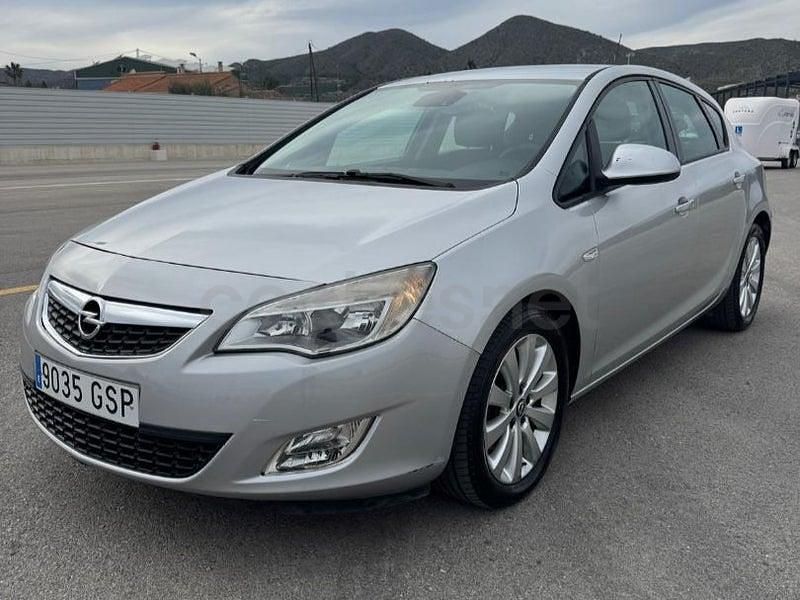 Usado Opel Astra Cosmo 110 CV (80 kW) 2010 Gris / plata Berlina