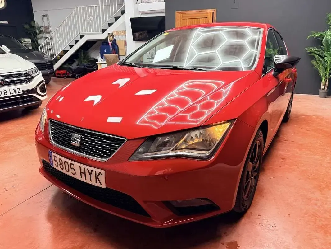 Usado Seat Leon Style 105 CV (77 kW) 2014 Rojo Utilitario