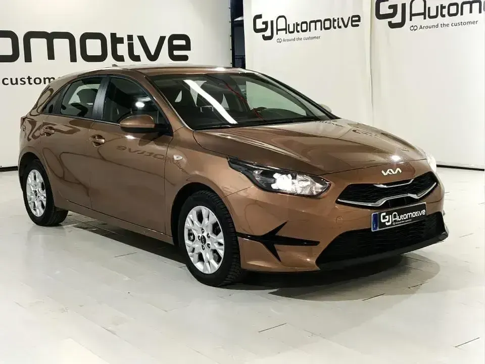 Usado Kia Ceed 100 CV (73 kW) 2023 Marrón Utilitario