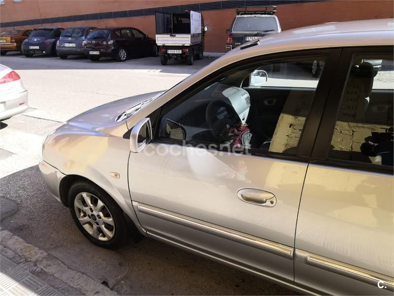 Gris / plata Usado 2005 Kia Carens LX Monovolumen | 3200 € - Imagen 1/4