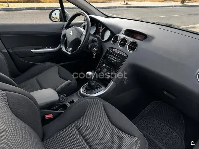 Usado Peugeot 308 Access 98 CV (72 kW) 2013 Gris / plata Berlina
