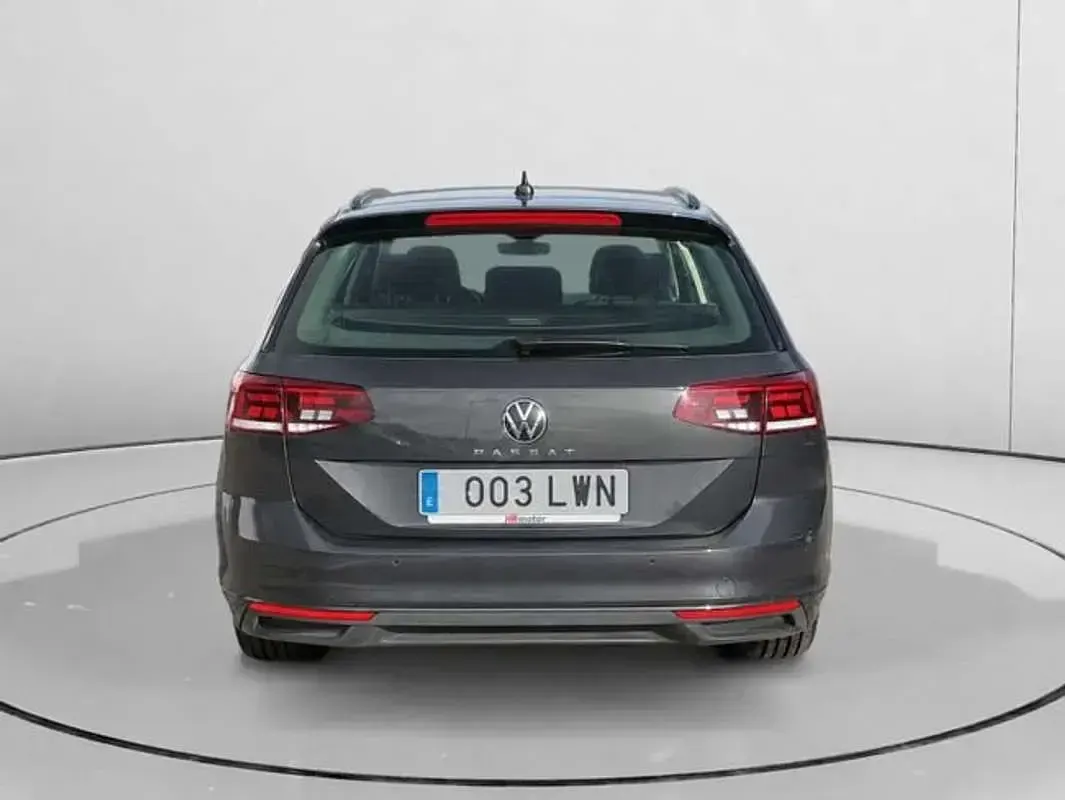 Usado VW Passat Business 122 CV (89 kW) 2022 Gris Familiar