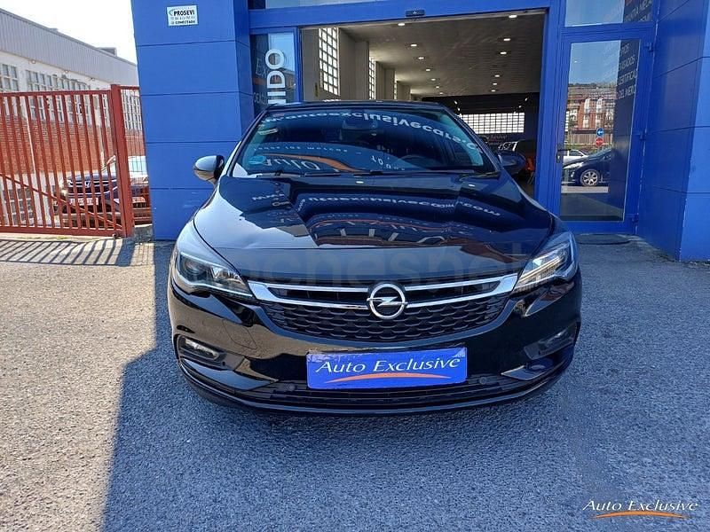Usado Opel Astra 110 CV (80 kW) 2019 Negro Berlina