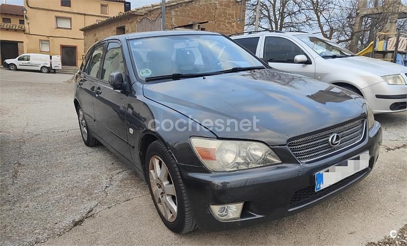 Usado Lexus IS200 Luxury Line 155 CV (114 kW) 2003 Gris / plata Familiar