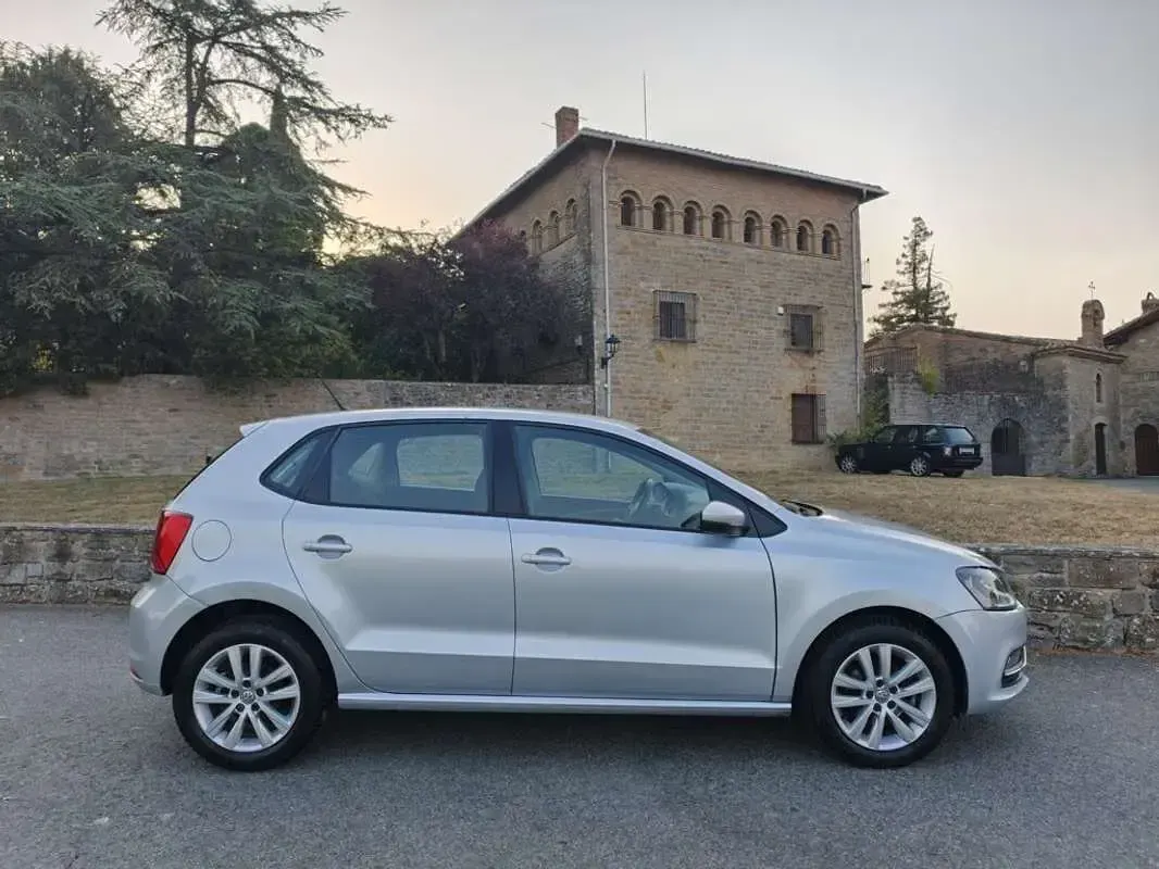 Usado VW Polo Advance 90 CV (66 kW) 2016 Plateado Utilitario