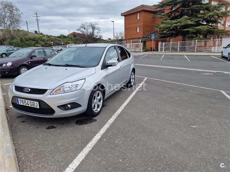 Usado Ford Focus Trend 109 CV (80 kW) 2008 Gris / plata Berlina