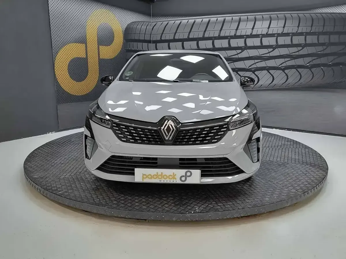 Usado Renault Clio V Techno 90 CV (66 kW) 2025 Gris / plata Berlina