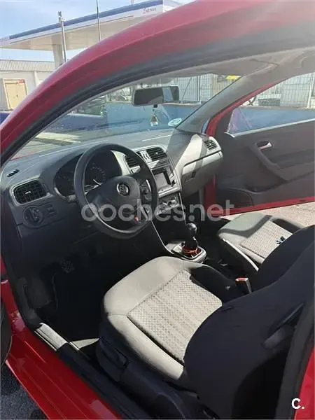 Usado VW Polo Edition 75 CV (55 kW) 2014 Rojo Berlina