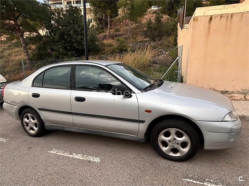 Usado Mitsubishi Carisma 100 CV (73 kW) 1999 Gris / plata Berlina