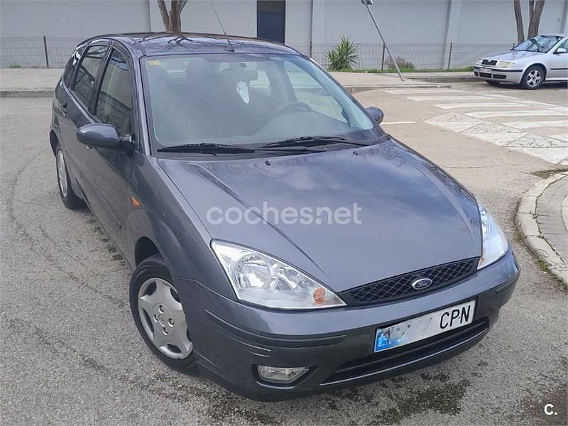 Usado Ford Focus Trend 90 CV (66 kW) 2003 Gris / plata Berlina