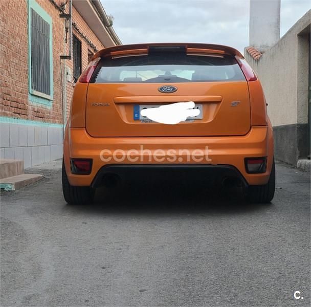 Usado Ford Focus ST 225 CV (165 kW) 2007 Naranja Berlina