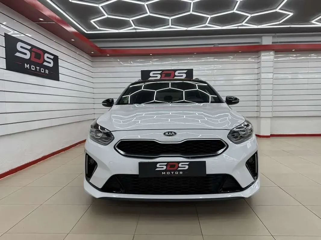 Usado Kia Ceed GT GT-Line 120 CV (88 kW) 2019 Blanco Familiar