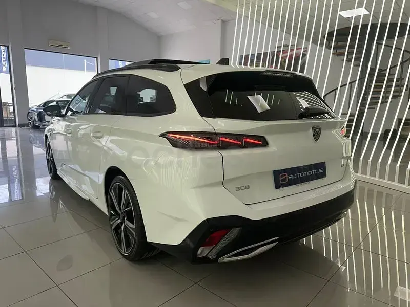 Usado Peugeot 308 SW GT 130 CV (95 kW) 2023 Blanco Familiar
