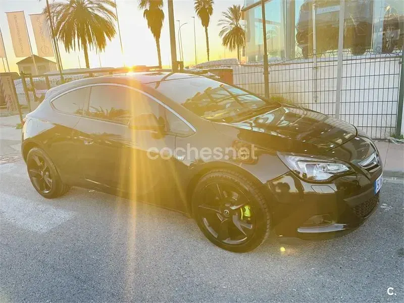 Usado Opel Astra GTC Sportive 165 CV (121 kW) 2012 Negro Berlina