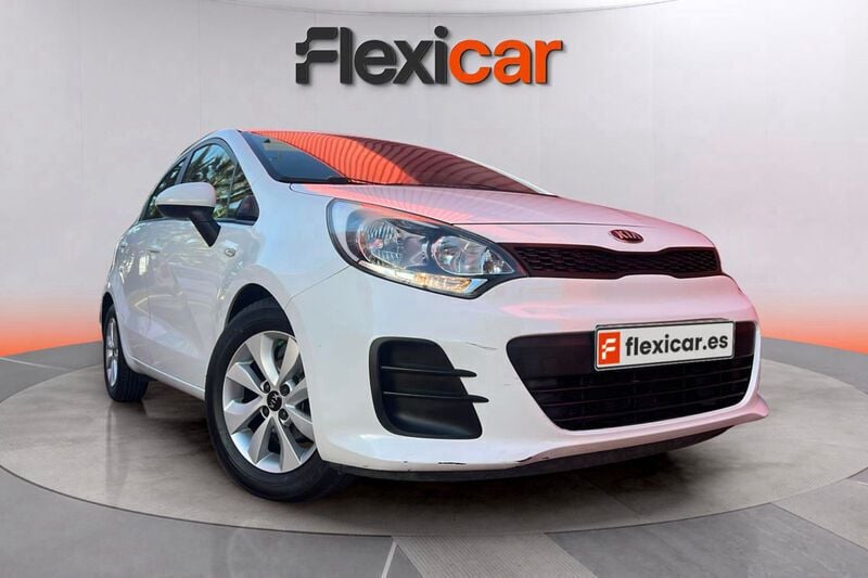 Blanco Usado 2016 Kia Rio Berlina | 8990 € (Precio justo) - Imagen 1/4