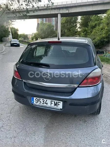 Usado Opel Astra Cosmo 100 CV (73 kW) 2007 Gris / plata Berlina