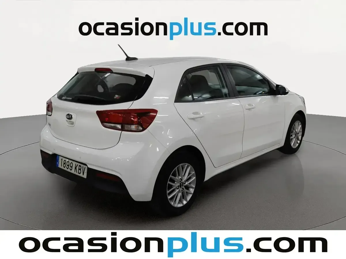 Usado Kia Rio 84 CV (61 kW) 2017 Blanco Berlina