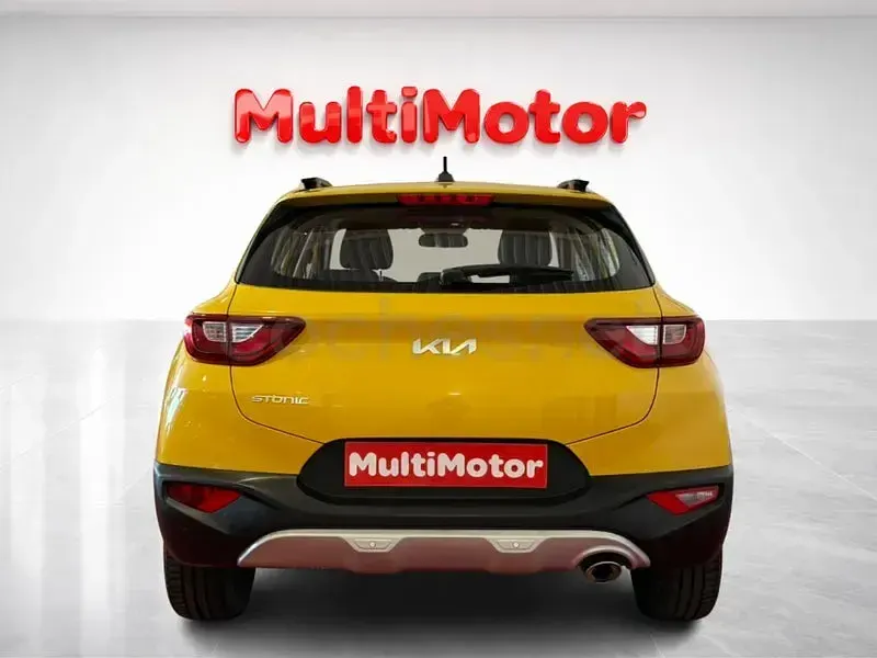 Usado Kia Stonic 100 CV (73 kW) 2023 Amarillo SUV