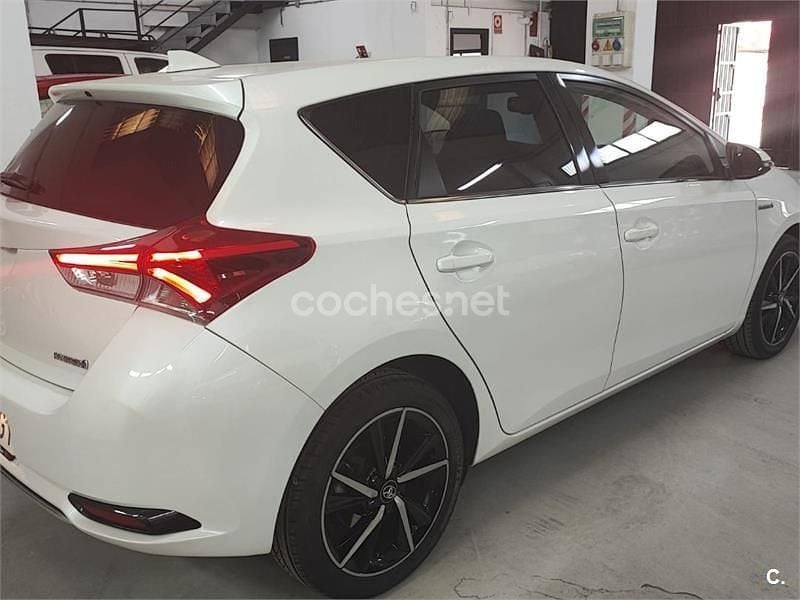 Usado Toyota Auris Hybrid Edition 136 CV (100 kW) 2018 Blanco Berlina