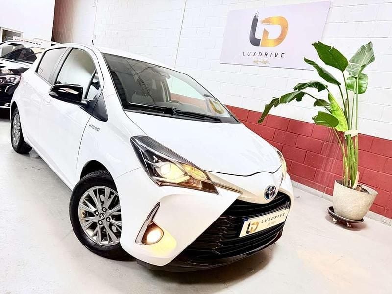 Usado Toyota Yaris Hybrid Active 100 CV (73 kW) 2020 Blanco Utilitario