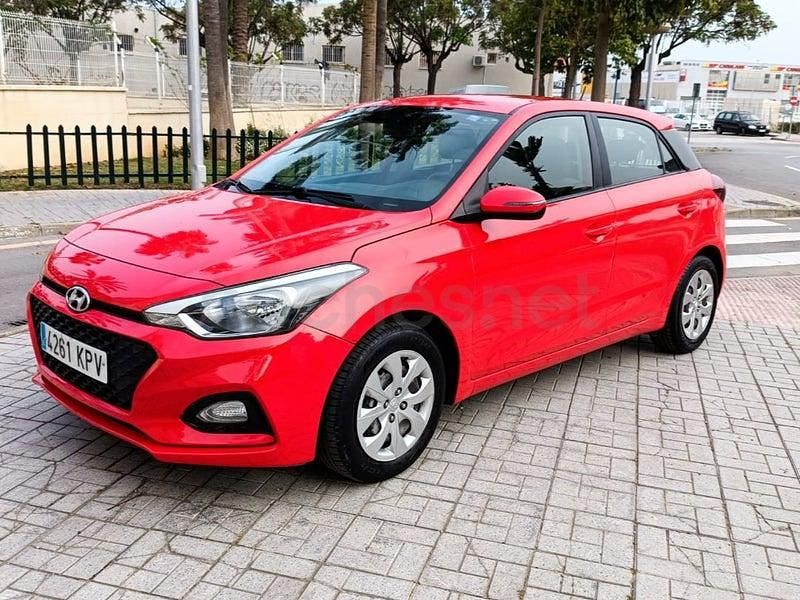 Usado Hyundai i20 75 CV (55 kW) 2018 Granate Berlina