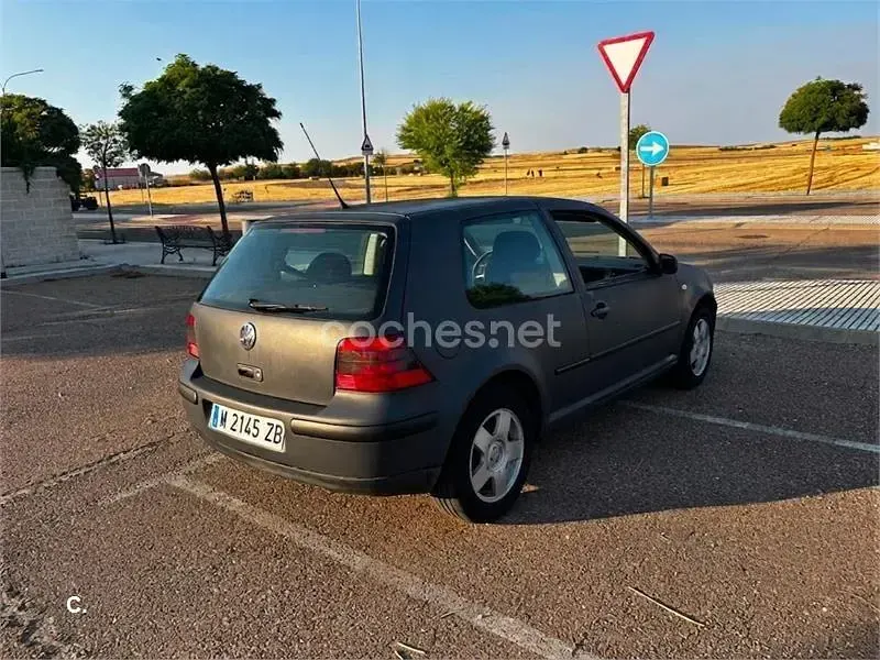 Usado VW Golf IV Conceptline 105 CV (77 kW) 2001 Gris / plata Berlina