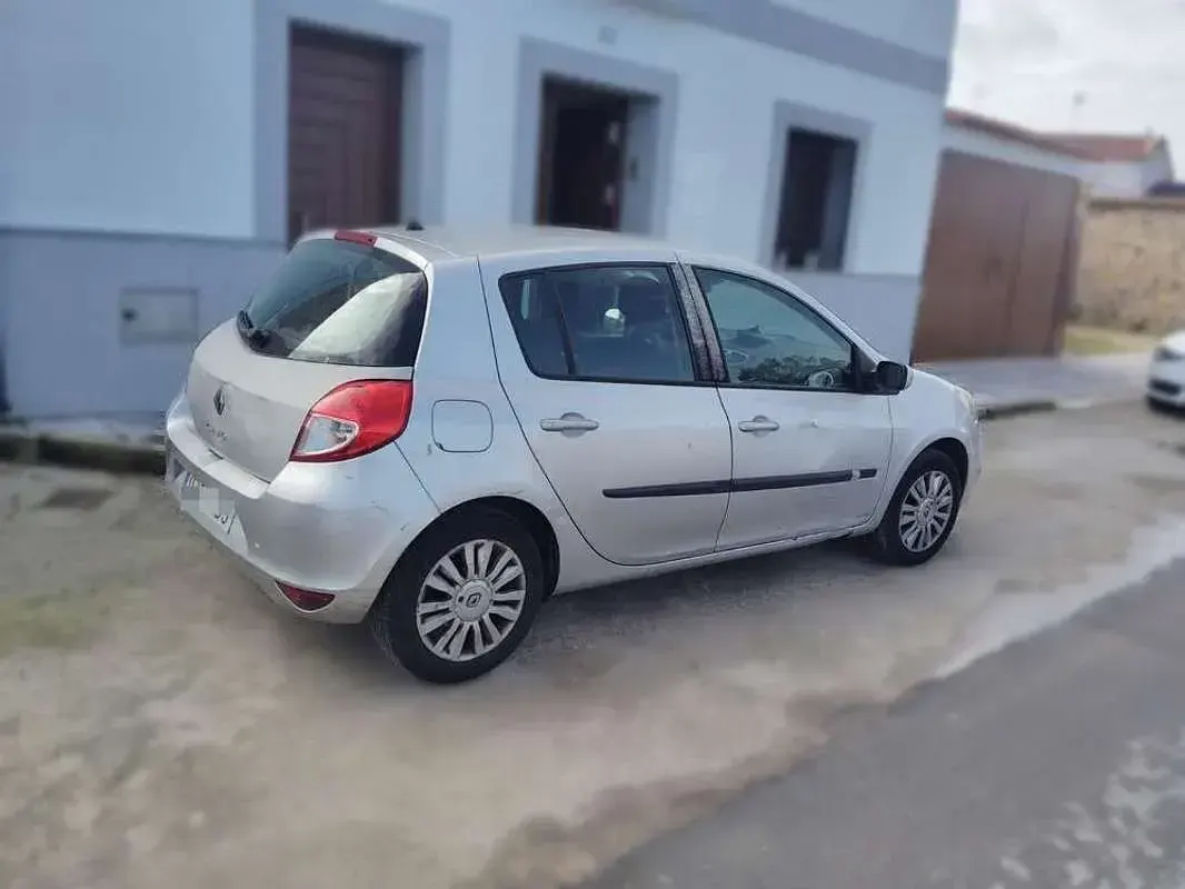 Usado Renault Clio Expression 86 CV (63 kW) 2011 Gris Utilitario