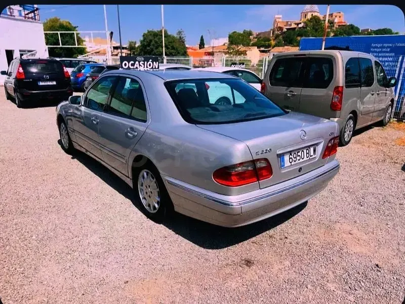 Usado Mercedes E220 Elegance 150 CV (110 kW) 2002 Blanco Berlina