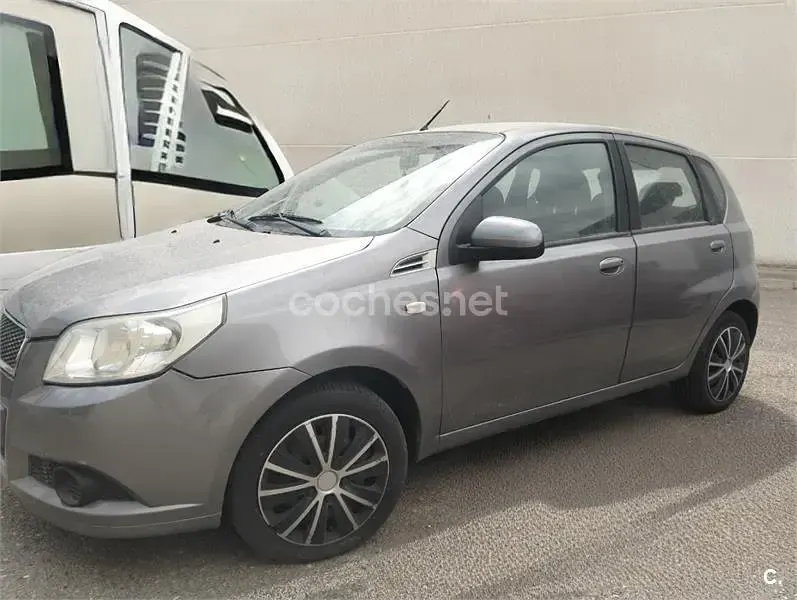 Usado Chevrolet Aveo LS 101 CV (74 kW) 2010 Gris / plata Berlina