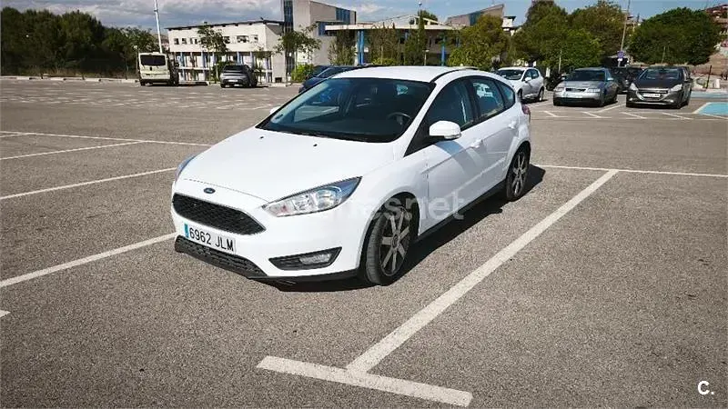 Usado Ford Focus Trend 120 CV (88 kW) 2016 Blanco Berlina
