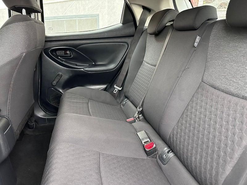 Usado Toyota Yaris Hybrid Plus 116 CV (85 kW) 2021 Blanco Berlina