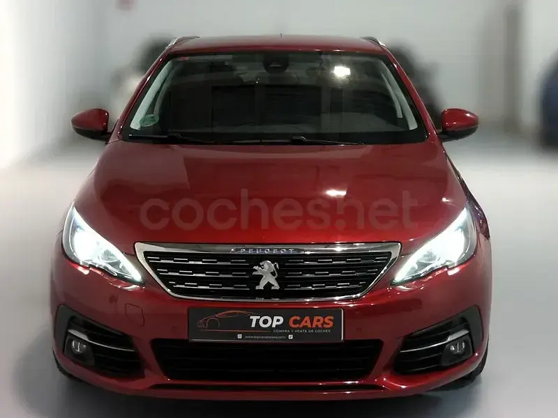 Usado Peugeot 308 SW Allure 130 CV (95 kW) 2021 Granate Familiar