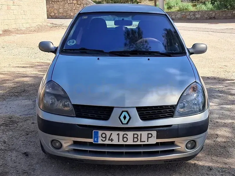 Usado Renault Clio II 75 CV (55 kW) 2001 Gris / plata Berlina