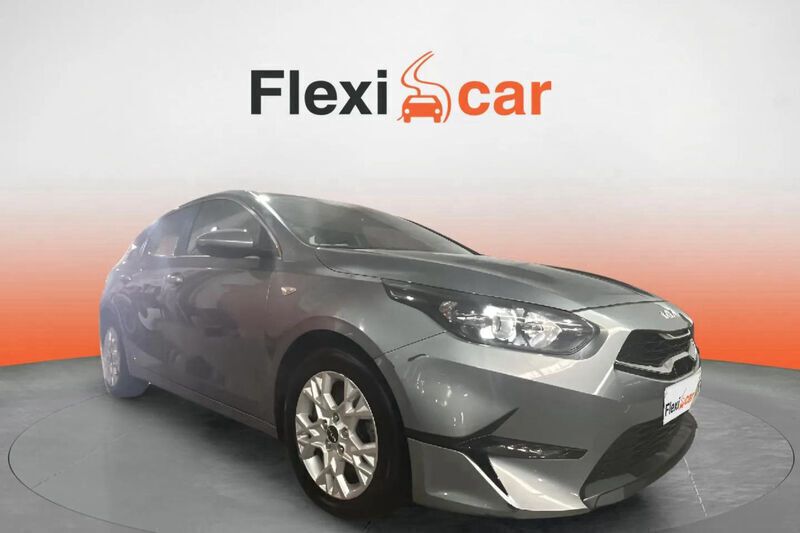 Gris Usado 2022 Kia Ceed Berlina | 18.490 € (Precio justo) - Imagen 1/4