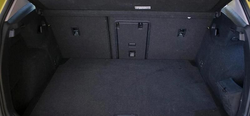 Usado VW Golf VIII Life 131 CV (96 kW) 2020 Verde lima Berlina