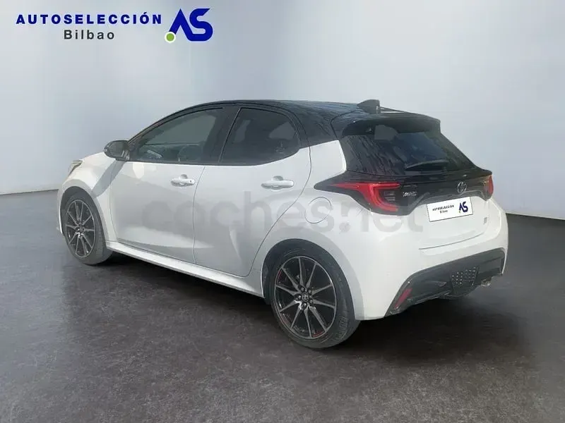 Usado Toyota Yaris Hybrid Plus 130 CV (95 kW) 2024 Blanco Berlina