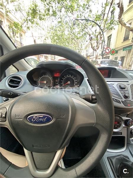 Usado Ford Fiesta Trend 96 CV (70 kW) 2010 Rojo Utilitario