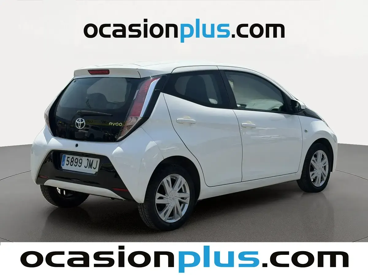 Usado Toyota Aygo X-play 69 CV (50 kW) 2016 Blanco Utilitario