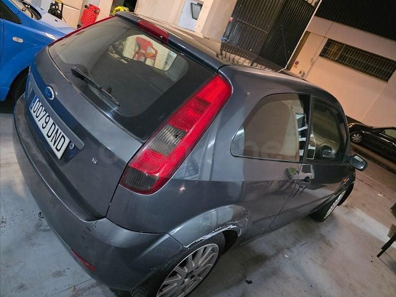 Usado Ford Fiesta Sport 90 CV (66 kW) 2005 Gris / plata Utilitario
