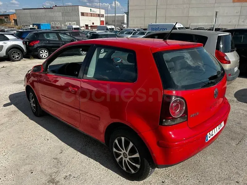 Usado VW Polo Trendline 75 CV (55 kW) 2005 Rojo Berlina