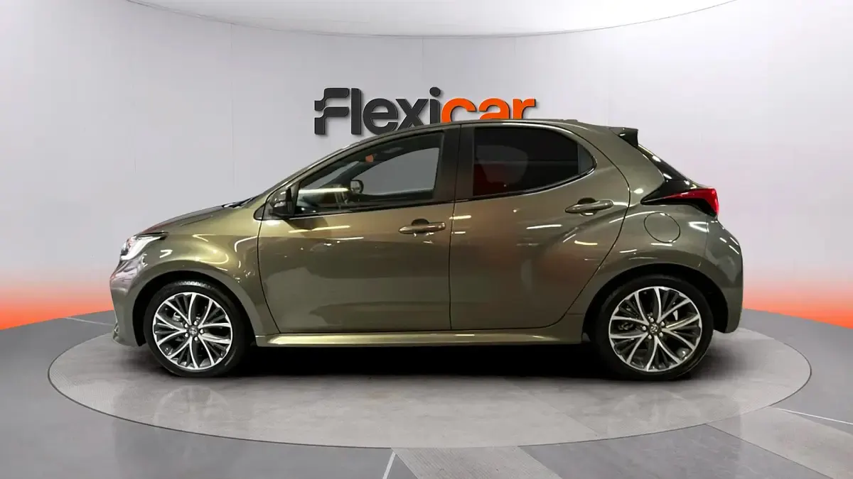 Usado Toyota Yaris Hybrid Active 116 CV (85 kW) 2024 Verde Berlina